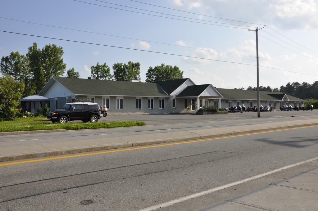 Motel Les Pignons Verts Buckingham Exterior foto